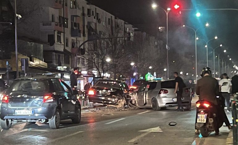 AKSIDENT I RËNDË NË TIRANË/ Shihni si janë përplasur automjetet në kryqëzimin e… (PAMJET)