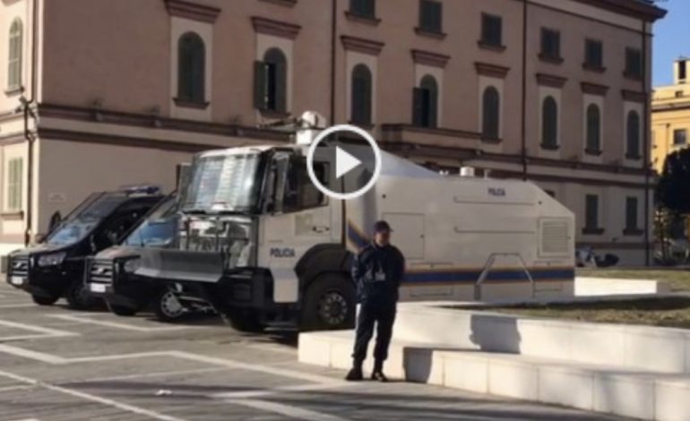PAMJET/ Masat për protestën e opozitës tek Parlamenti, policia dhe autoboti me ujë në gatishmëri tek ministria e Brendshme