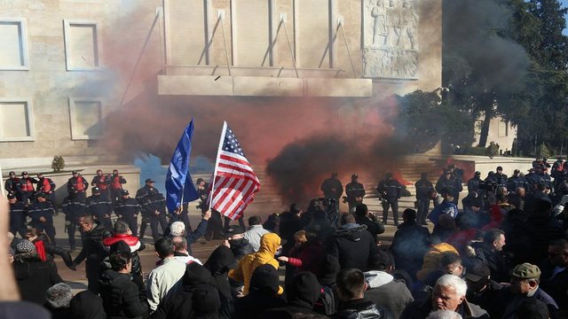“NUK ISHIM ATY PËR SHËTITJE”/ Hodhën tymuese e kapsolle në protestën e Berishës, zbardhet deklarata e të rinjve në polici