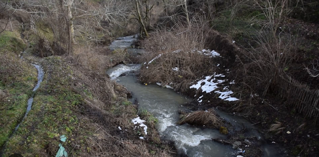 E RËNDË/ Gjendet një KUFOMË në përrua pranë Bërxullës, në xhep kishte…
