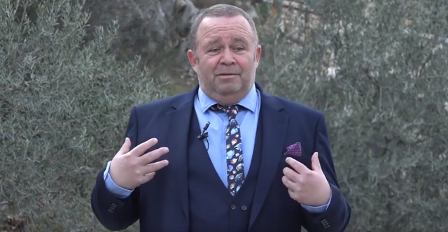 REVOLTA e Gjergj Lucës, ndaj politikës: Boll me të majtë e të djathtë, i keni lënë rrugët, rrugëve