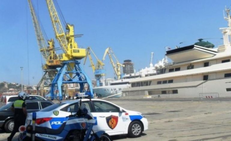 EMRAT/ Merrnin deri në 100 euro, lihen në burg 6 policët e korruptuar në Portin e Durrësit