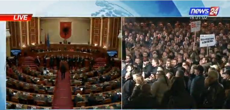 TENSIONE NË KUVEND/ Berisha bllokon foltoren, rrethohet nga Garda. Ndërpritet seanca