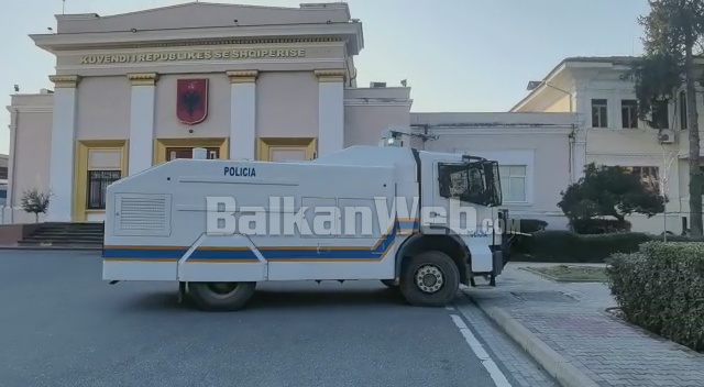 PROTESTA E OPOZITËS/ “Blindohet” Kuvendi, autobotë me ujë dhe furgonë policie vendosen para godinës