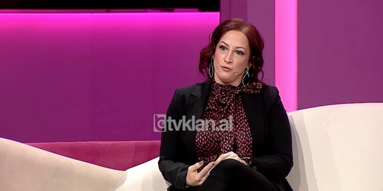 HISTORIA TRONDITËSE/ Mbesa takoi tezen që e kërkonte prej vitesh ndërsa jetonte me të atin që e njihte si dajë