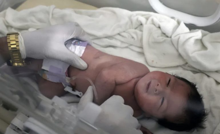 E RENDE/ Lindi nën rrënojat e tërmetit, disa persona tentojnë të rrëmbejnë foshnjen në spital