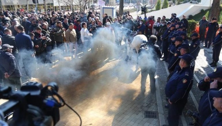 PROTESTA PARA PARLAMENTIT/ 700 efektivë policie në terren! Kufizime në qarkullim të disa rrugëve