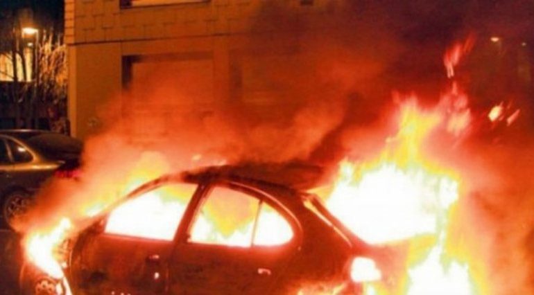 DETAJET E PARA/ Digjet “Benz-i” i parkuar poshtë pallatit në Elbasan, dëmtohen edhe dy mjete të tjera