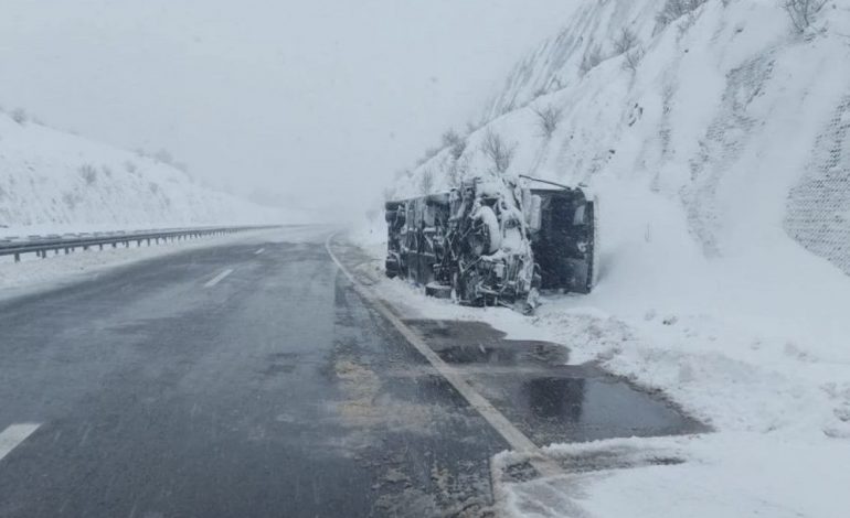 E RËNDË/ Aksidentohet autobusi me targa shqiptare në Kroaci, humb jetën një person