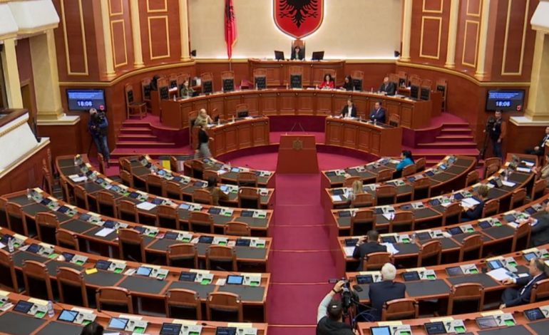 SOT KUVEVD, OPOZITA NË PROTESTË/ Në rend dite shkarkimi i Nikollës, 12 deputetë demokratë të përjashtuar