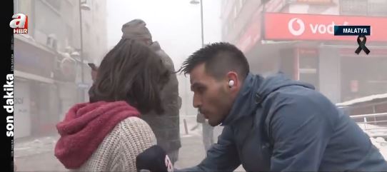 “MOS KI FRIKË”/ Gazetari turk ‘lë’ për pak çaste raportimin live, merr në krah dhe qetëson vogëlushen e tmerruar