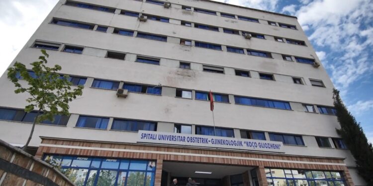 NDËRROI JETË 4 DITË PAS LINDJES/ Flasin familjarët e 30-vjeçares: Nuk iu bë shërbim