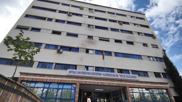 E TRISHTË/ Lindi foshnjën rreth 5 kg, ndërron jetë 29-vjeçarja në maternitetin “Koço Gliozheni”