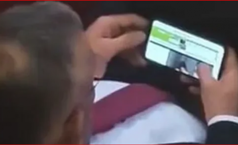 NUK KANË FUND SKANDALET NË KUVEND/ Deputeti kapet duke parë porno në mes të debatit