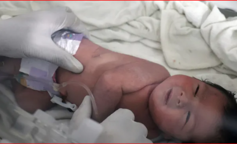 SHOKUESE/ Lindi nën rrënojat e tërmetit, disa persona tentojnë të rrëmbejnë foshnjen në spital