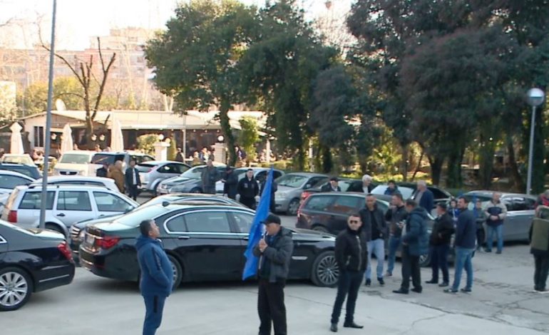 QYTETARËT ME FLAMUJ FUQ E ZI DHE TË SHBA/ Çfarë po ndodh para selisë së PD. Berisha pritet…