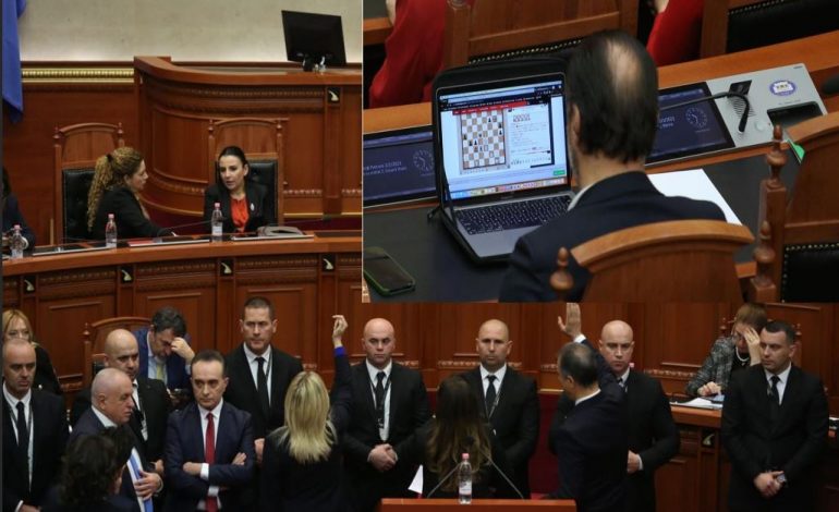 FOTOLAJM/ Opozita bllokon foltoren dhe kërkon praninë e Ramës në seancë, deputeti i PS kapet “mat” duke luajtur…