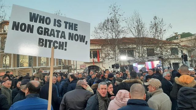 PANKARTA/ Protestuesit e Berishës: Po tani, kush është non grata o ku**ë