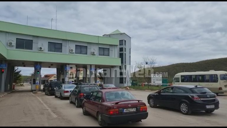 HAKEROHET SISTEMI NË PIKËN KUFITARE MAQEDONASE/ Mbi 100 automjete dhe 20 kamionë të bllokuar në Qafë-Thanë