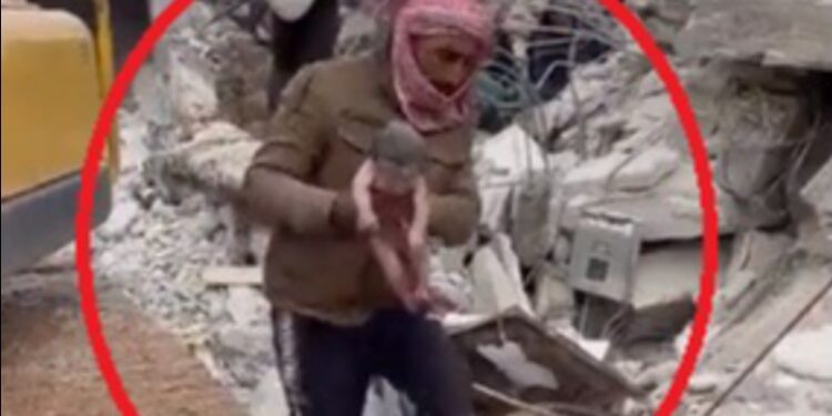 PAMJE TRAGJIKE! Nëna nën rrënojat e tërmetit sjell në jetë foshnjën, por vetë vdes! Qytetari merr të sapolindurin…