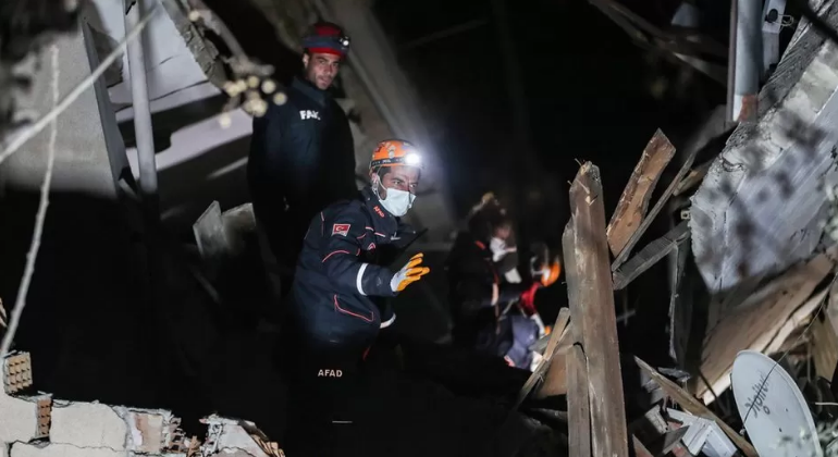 TËRMETI I RI NË TURQI/ 6 të vdekur e mbi 680 të plagosur. Ekipet e shpëtimit kërkime për njerëzit e bllokuar nën rrënoja