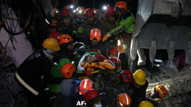 TJETËR MREKULLI/ Një grua shtatzënë me vajzën e vogël nxirren nga rrënojat pas 115 orësh nga tërmeti shkatërrues në Turqi
