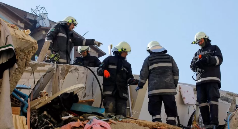 ZBEHEN SHPRESAT PËR SHPËTIM/ Mbi 30,000 të vdekur nga tërmeti në Turqi dhe Siri. 113 urdhër-arreste për shembjet e ndërtesave
