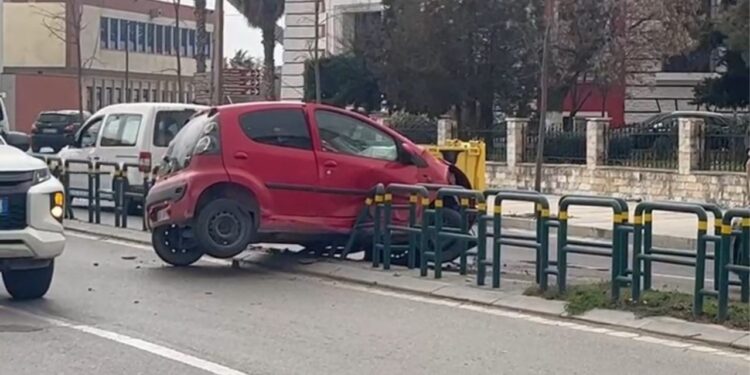 AKSIDENT I FRIKSHËM NË DURRËS/ Makina hipën mbi trafikndarës