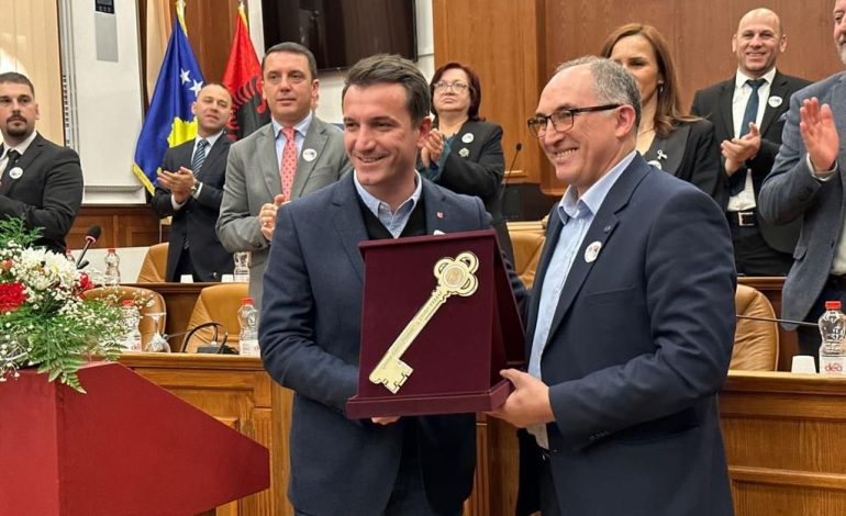 SHPALLET “QYTETAR NDERI” I PRIZRENIT/ Veliaj: Kënaqësi të kontribuoj për një qytet që promovon vlera, mirësi dhe kulturë…