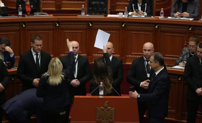 “CILA ËSHTË KJO FLAMË QË E BËN TË PI KAFE NË ZYRË?” Paralajmëron Zhupa: Nëse Rama s’vjen në Parlament, nuk do të ketë…