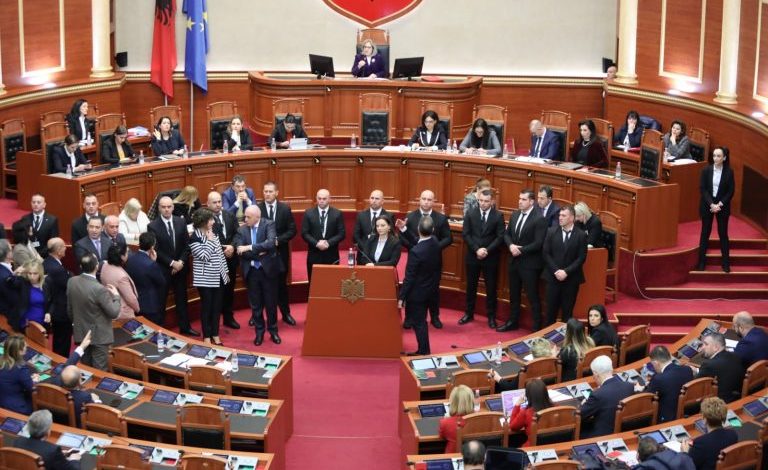 “BLLOKUAN FOLTOREN DHE FYEN…”/ PS kërkon 10 ditë përjashtim për 8 deputetë të PD (EMRAT)