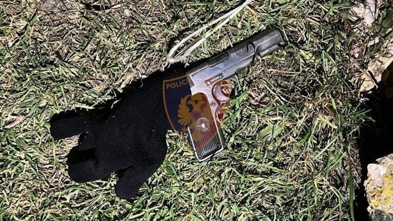 DETAJET/ Plagosi 15-vjeçarin pas sherrit në gjimnaz, gjendet pistoleta e 17-vjeçarit që u arratis në Kurbin