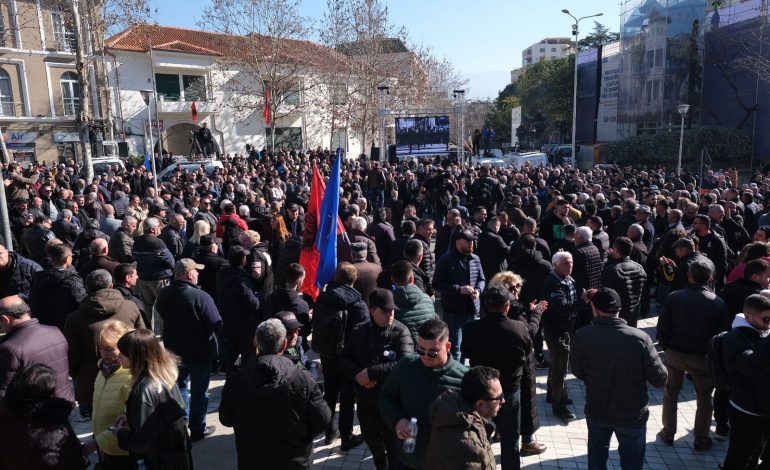 “RAMA IK”/ Protestuesit thirrje kundër kryeministrit para Kuvendit