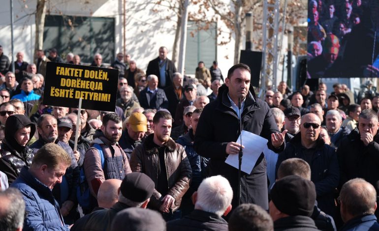 “FAKTET DOLËN, DORËHEQJA DETYRIM”/ Protestuesit mesazhe kundër Ramës para Kuvendit
