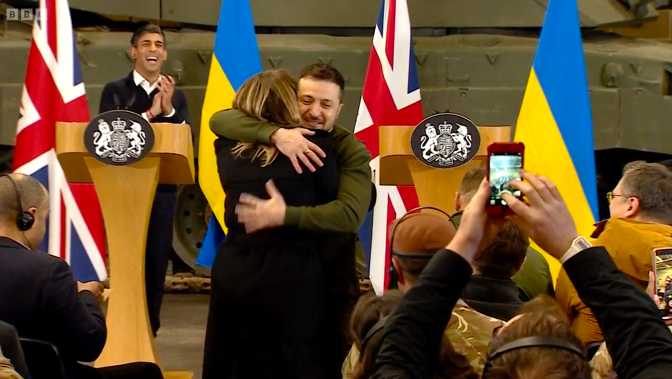 GAZETARJA E BBC DËSHIRON TA PËRQAFOJË/ Reagimi i Presidentit Zelensky bëhet viral (VIDEO)