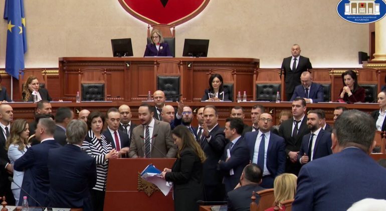 TENSIONET NË KUVEND/ Me bidonë dhe duar i bien tavolinave, deputetët e PD bllokojnë foltoren