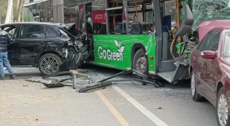 AKSIDENT I FRIKSHËM TE “SHALLVARET”/ Përplasen autobusi dhe dy mjete. Ka të plagosur