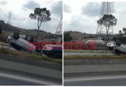 AKSIDENT I FRIKSHËM NË AUTOSTRADËN TIRANË-DURRËS/ Shikoni si është kthyer përmbys makina në mes të rrugës