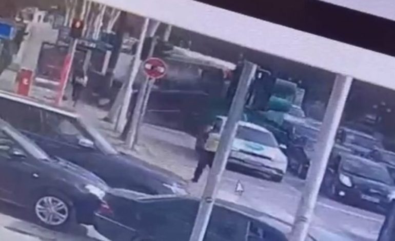 NDODH SËRISH/ Një tjetër urban përfshihet në aksident në Tiranë, këtë herë përplaset me karrotrec