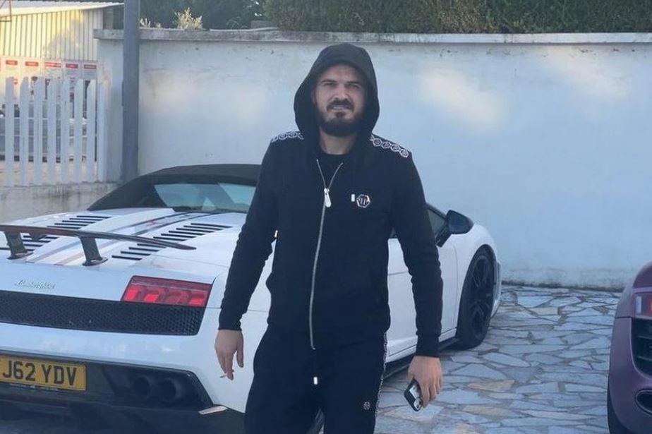 U DËBUA NË SHQIPËRI PËR…/ Shqiptari sfidon Anglinë, kthehet dhe reklamon jetën luksoze dhe “Lamborghinin” e tij 70 mijë £