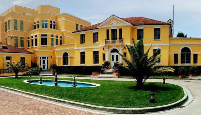 “SHMANGNI TUBIMIN”/ Ambasada amerikane paralajmëron shtetasit e saj në Tiranë