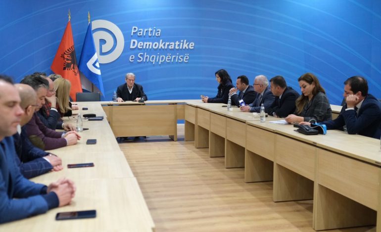 PROTESTA E 11 SHKURTIT/ Berisha nuk humb kohë dhe thërret deputetët, çfarë pritet të ndodhë