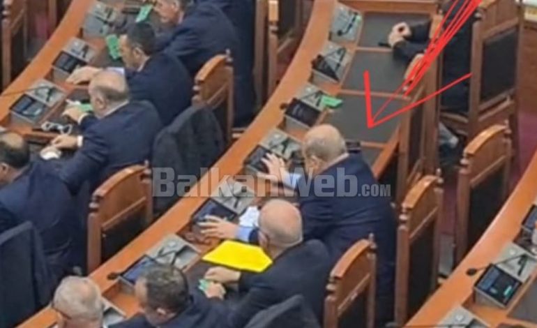 VOTIM ME TË DYJA DUART/ Deputeti i PS kapet duke shtypur butonin “pro” edhe për kolegen