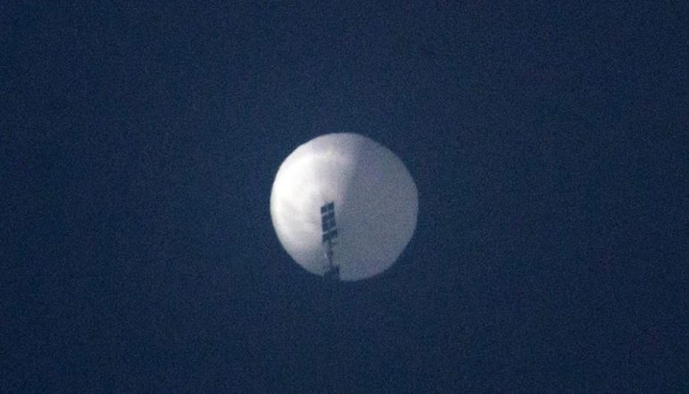 DEL VIDEO/ Momenti kur AVIONI luftarak i SHBA-së rrëzon balonën kineze