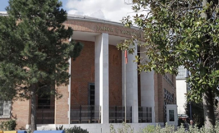 KREDITË/ Interesat godasin të vegjlit. Vështirësohet marrja e një kredie për banim