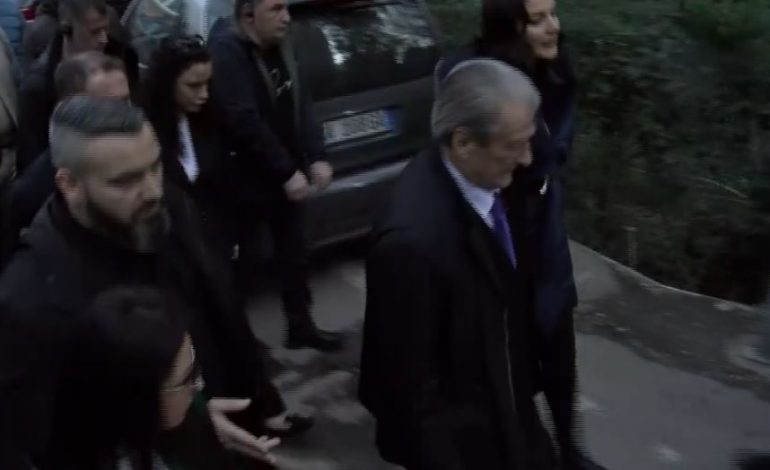 PAMJET/ Berisha del nga zyra dhe niset drejt protestës