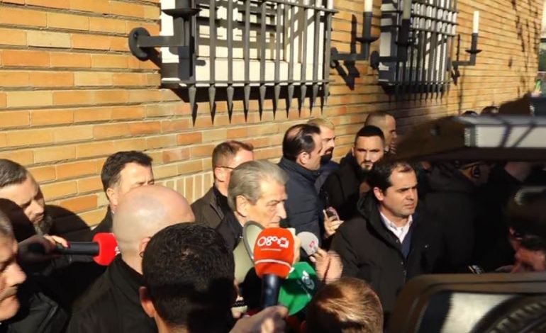 VAZHDON MARSHIMI/ Berisha dhe protestuesit i drejtohen Komisionit Qendror të Zgjedhjeve