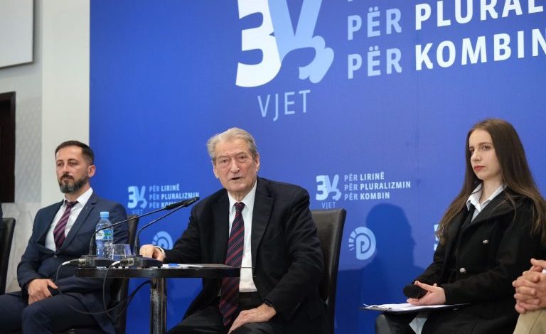 “QYTET SIMBOL”/ 32-vjetori i themelimit të PD në Gjirokastër, Berisha: Përulem para atyre vajzave dhe djemve…