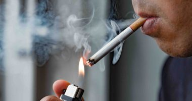 JU PËLQEN TË NDIZNI NJË CIGARE PAS USHQIMIT? Ja çfarë dëmi shkakton