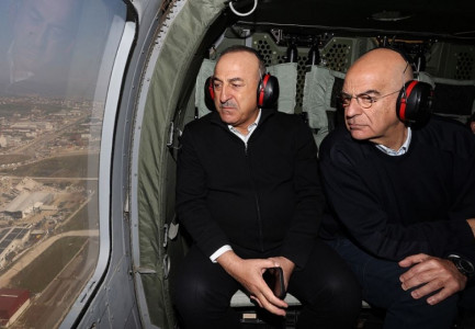 GREQIA DHE TURQIA “ZBUSIN” TENSIONET/ Dy ministrat e Jashtëm shikojnë me helikopter dëmet nga tërmeti! Dendias dhe Çavusoglu: Mos prisni që…
